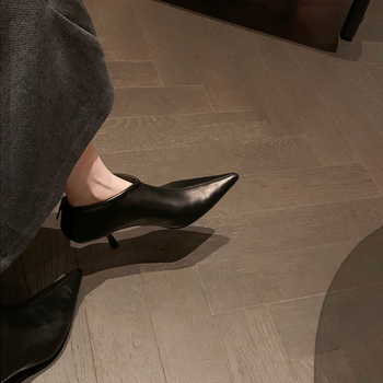 Martin csizma hegyes orrúval, 3-5 cm magas stilettó, borjúbőrből készült felsőrész, juhbőr bélés