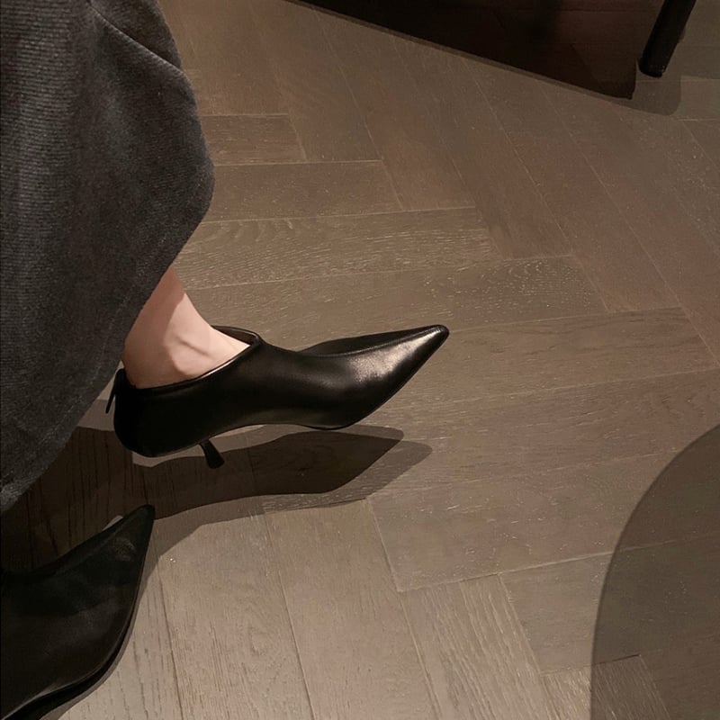 Martin csizma hegyes orrúval, 3-5 cm magas stilettó, borjúbőrből készült felsőrész, juhbőr bélés