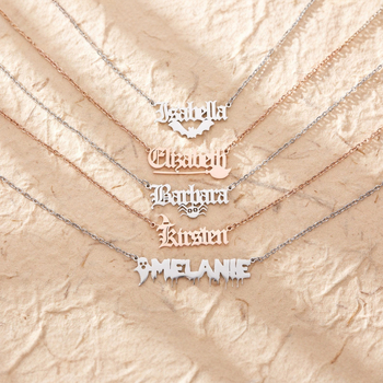 Rozsdamentes acélból készült személyre szabható betűs névnyaklánc denevér medállal – keresztes lánccal elektroplatírozott