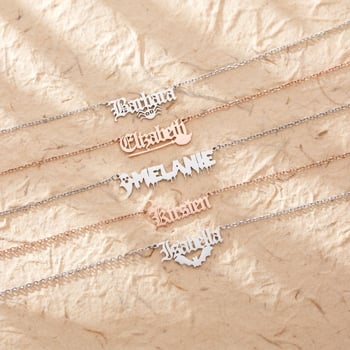 Rozsdamentes acélból készült személyre szabható betűs névnyaklánc denevér medállal – keresztes lánccal elektroplatírozott