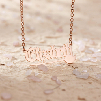 Rozsdamentes acélból készült személyre szabható betűs névnyaklánc denevér medállal – keresztes lánccal elektroplatírozott