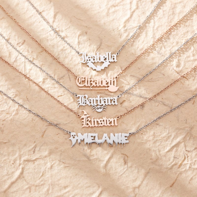 Rozsdamentes acélból készült személyre szabható betűs névnyaklánc denevér medállal – keresztes lánccal elektroplatírozott