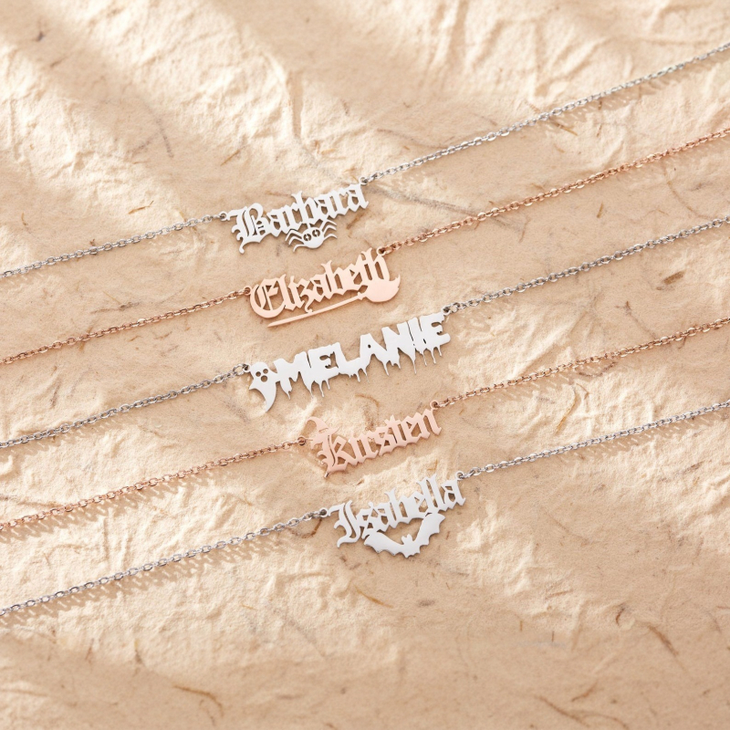 Rozsdamentes acélból készült személyre szabható betűs névnyaklánc denevér medállal – keresztes lánccal elektroplatírozott