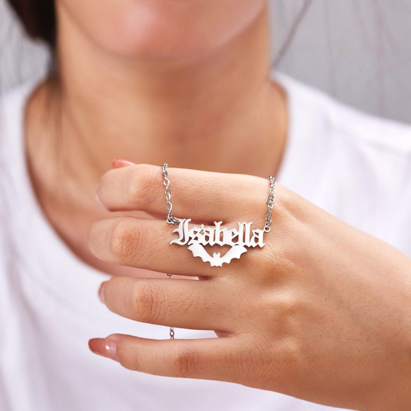 Rozsdamentes acélból készült személyre szabható betűs névnyaklánc denevér medállal – keresztes lánccal elektroplatírozott