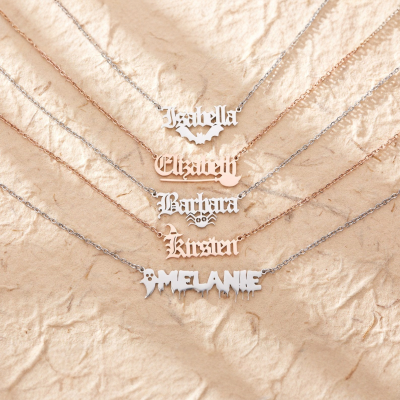 Rozsdamentes acélból készült személyre szabható betűs névnyaklánc denevér medállal – keresztes lánccal elektroplatírozott