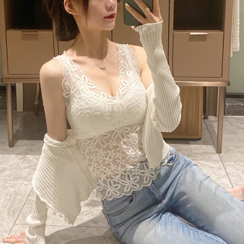 Nėrinių be petnešėlių krūtinės uždengėjas su latekso įdėklu - pilnas puodelis, kaušio forma: viršus plonas, apačia stori, 85% nailonas