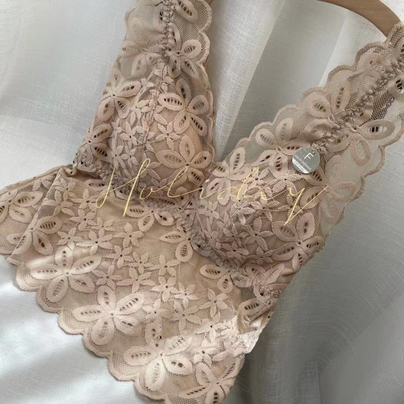 Nėrinių be petnešėlių krūtinės uždengėjas su latekso įdėklu - pilnas puodelis, kaušio forma: viršus plonas, apačia stori, 85% nailonas