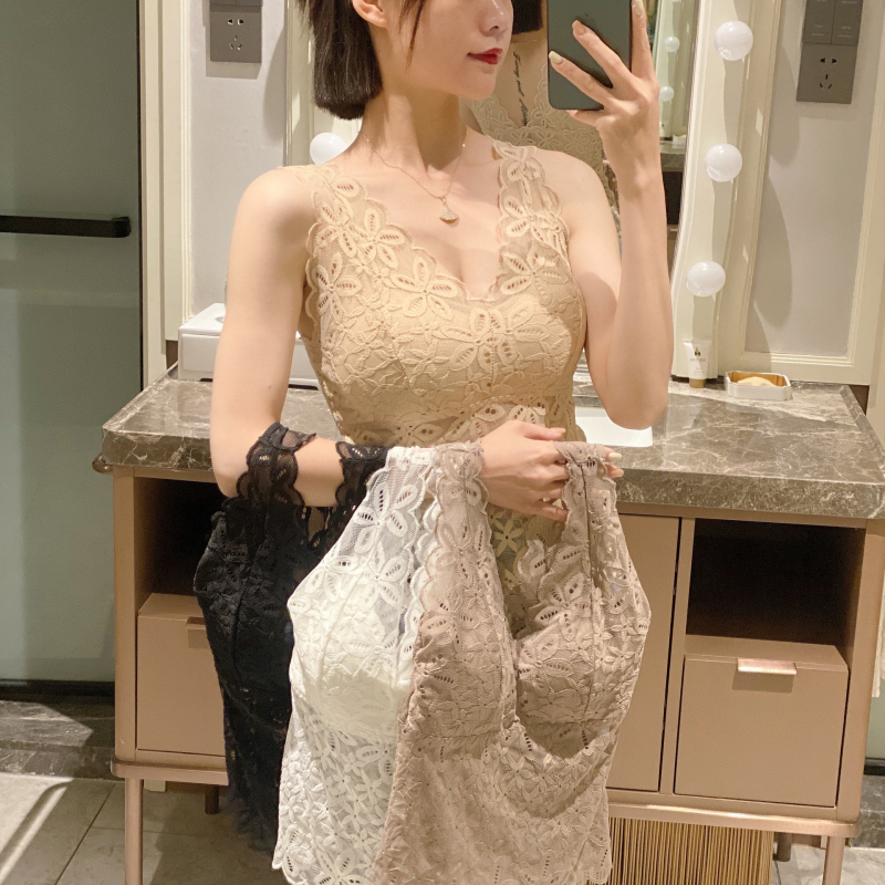 Nėrinių be petnešėlių krūtinės uždengėjas su latekso įdėklu - pilnas puodelis, kaušio forma: viršus plonas, apačia stori, 85% nailonas