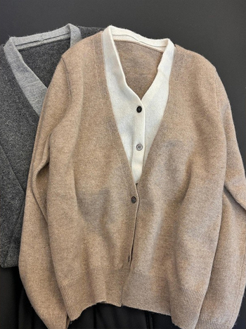 Ženski kašmir kardigan-kaput s lažnim dvodijelnim dizajnom, uski kroj, V izrez, dugi rukav, Zima 2025