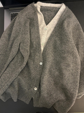 Ženski kašmir kardigan-kaput s lažnim dvodijelnim dizajnom, uski kroj, V izrez, dugi rukav, Zima 2025