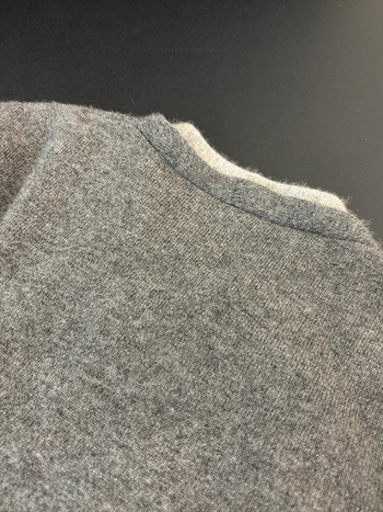 Ženski kašmir kardigan-kaput s lažnim dvodijelnim dizajnom, uski kroj, V izrez, dugi rukav, Zima 2025