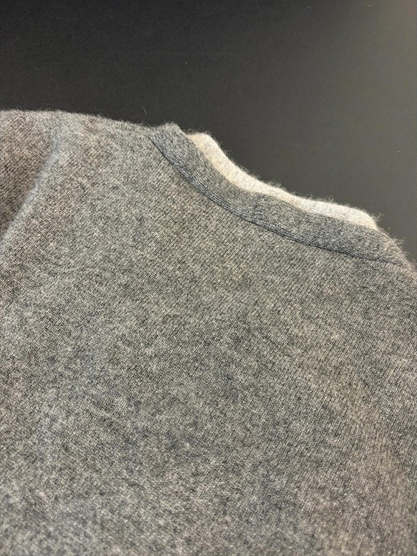 Ženski kašmir kardigan-kaput s lažnim dvodijelnim dizajnom, uski kroj, V izrez, dugi rukav, Zima 2025