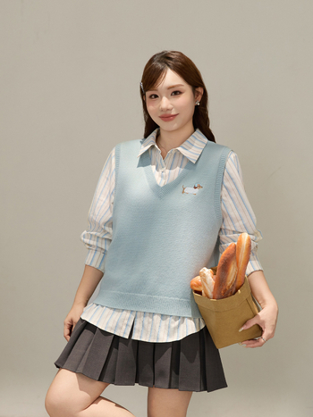 Női koreai stílusú V-nyakú kötött mellény hímzéssel, laza szabás, őszi 2025