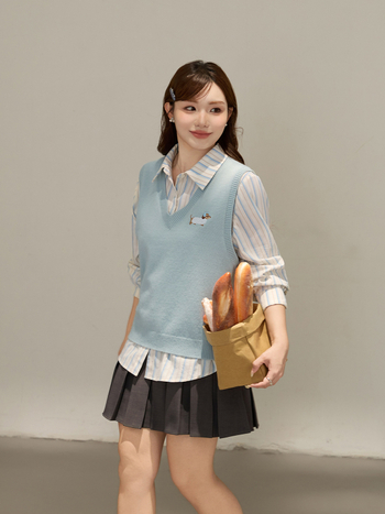 Női koreai stílusú V-nyakú kötött mellény hímzéssel, laza szabás, őszi 2025