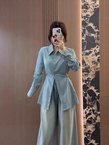 Bluză cu guler polo, talie evidențiată, croială slim, lungime medie 65–80 cm, mâneci lungi, material chenille