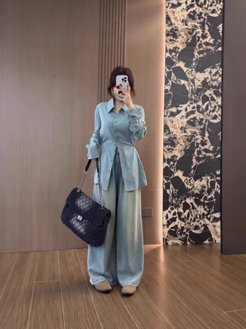 Bluză cu guler polo, talie evidențiată, croială slim, lungime medie 65–80 cm, mâneci lungi, material chenille