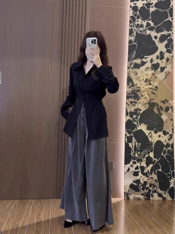 Bluză cu guler polo, talie evidențiată, croială slim, lungime medie 65–80 cm, mâneci lungi, material chenille