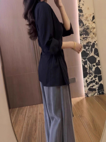 Bluză cu guler polo, talie evidențiată, croială slim, lungime medie 65–80 cm, mâneci lungi, material chenille