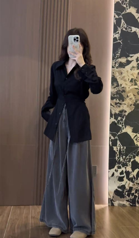 Bluză cu guler polo, talie evidențiată, croială slim, lungime medie 65–80 cm, mâneci lungi, material chenille