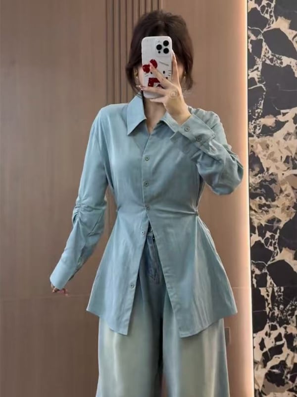 Bluză cu guler polo, talie evidențiată, croială slim, lungime medie 65–80 cm, mâneci lungi, material chenille