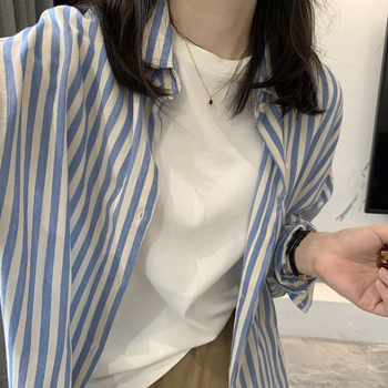 Pamut-poliészter keverékből készült ing, csíkos mintázat, hosszú ujjú, laza szabás, középmagasságú hossz, ingnyak, egy sor gombos placket, 2025 nyár