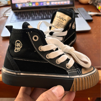 Gyerekeknek készült magas szárú vászon sportcipő kültéri használatra; csúszásmentes talp, légáteresztő felsőrész, oldalsó cipzár, hímzés.