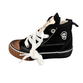 Gyerekeknek készült magas szárú vászon sportcipő kültéri használatra; csúszásmentes talp, légáteresztő felsőrész, oldalsó cipzár, hímzés.