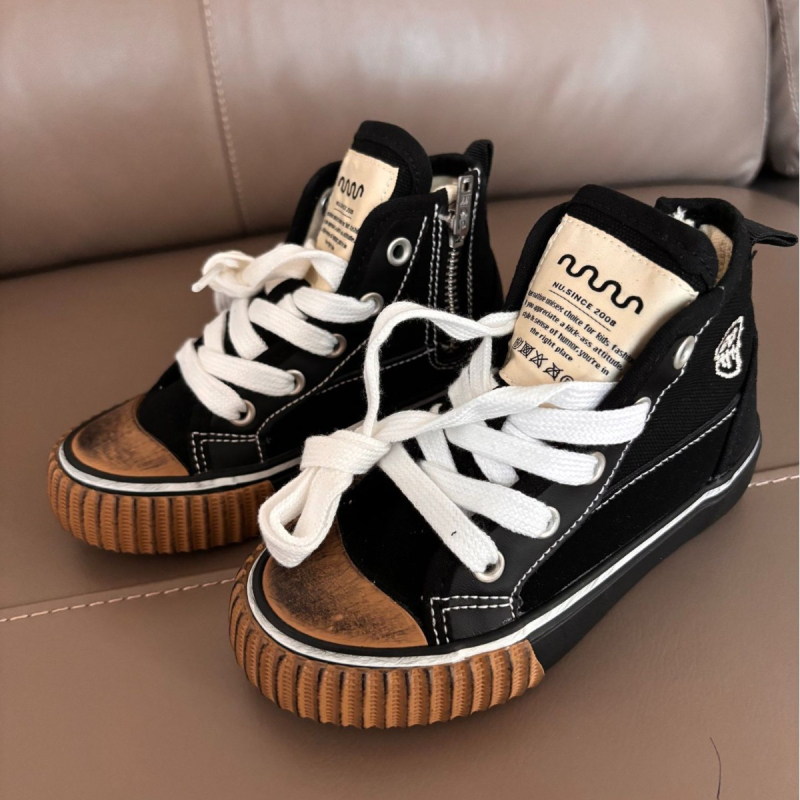 Gyerekeknek készült magas szárú vászon sportcipő kültéri használatra; csúszásmentes talp, légáteresztő felsőrész, oldalsó cipzár, hímzés.