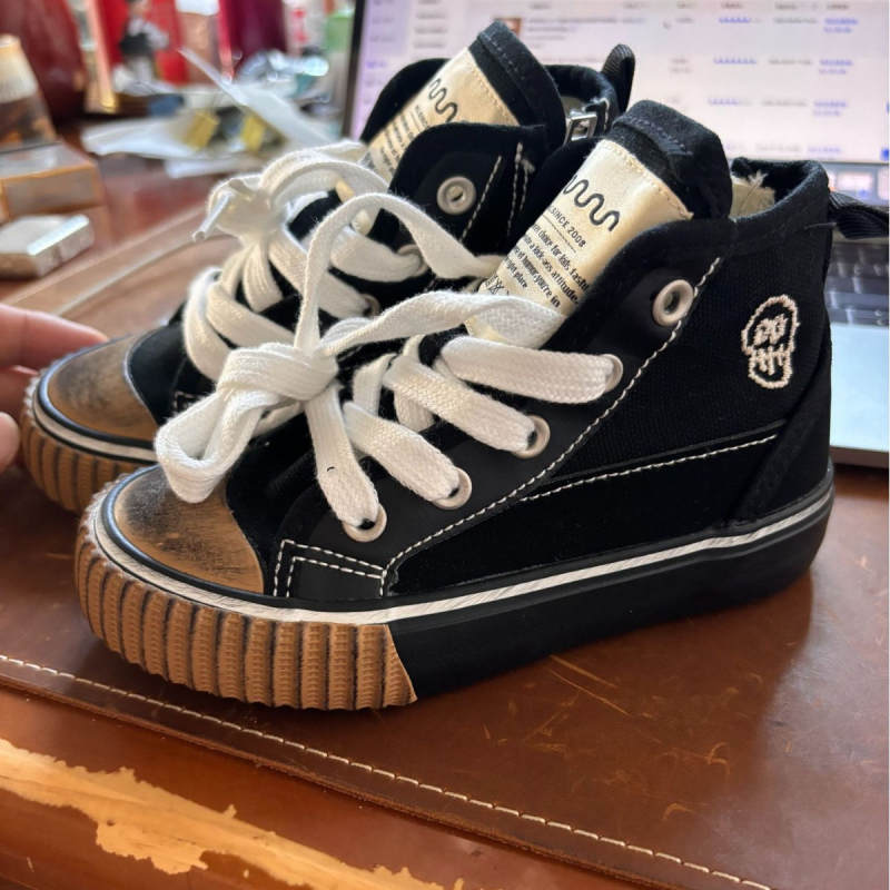 Gyerekeknek készült magas szárú vászon sportcipő kültéri használatra; csúszásmentes talp, légáteresztő felsőrész, oldalsó cipzár, hímzés.