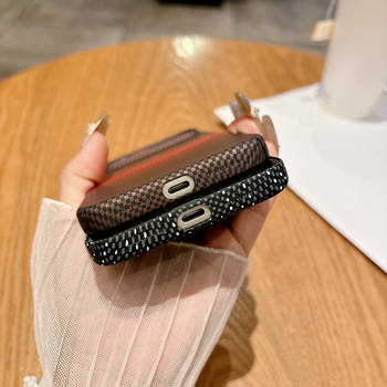 iPhone-hoz készült tok szénszálas textúrával, matt felület, PC anyag, mágneses, ütésálló és hőelvezetés