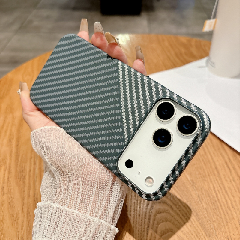 iPhone-hoz készült tok szénszálas textúrával, matt felület, PC anyag, mágneses, ütésálló és hőelvezetés