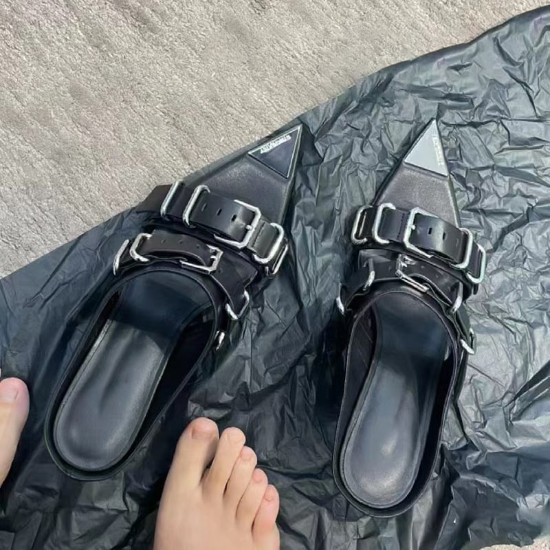 Romiešu sandales ar smailu purnu un metālisku jostu sprādzi – augšējā daļa: dalīta āda; iekšējā odere: PU; zole: gumija