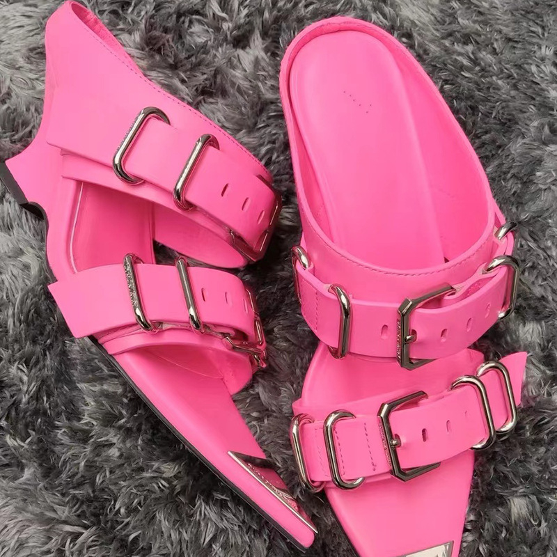 Romiešu sandales ar smailu purnu un metālisku jostu sprādzi – augšējā daļa: dalīta āda; iekšējā odere: PU; zole: gumija