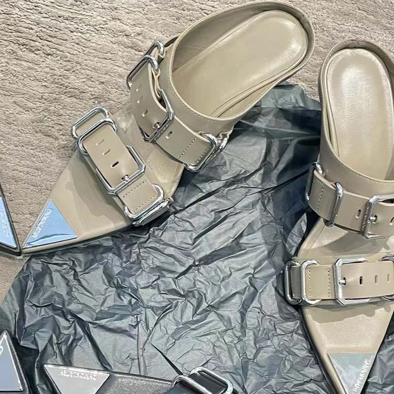 Romiešu sandales ar smailu purnu un metālisku jostu sprādzi – augšējā daļa: dalīta āda; iekšējā odere: PU; zole: gumija