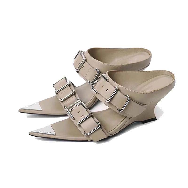 Romiešu sandales ar smailu purnu un metālisku jostu sprādzi – augšējā daļa: dalīta āda; iekšējā odere: PU; zole: gumija