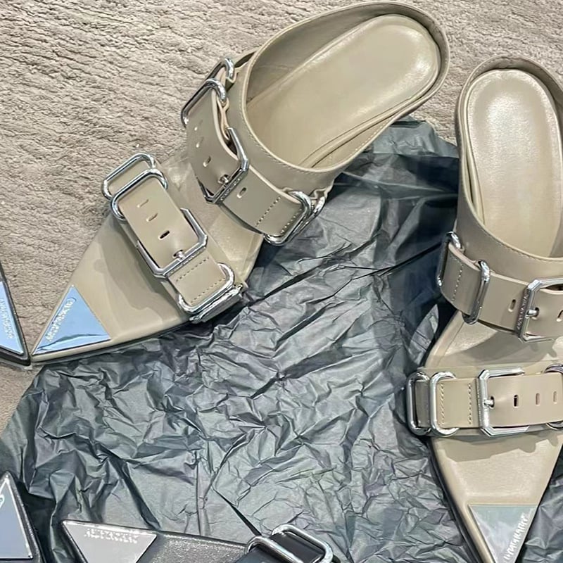 Romiešu sandales ar smailu purnu un metālisku jostu sprādzi – augšējā daļa: dalīta āda; iekšējā odere: PU; zole: gumija