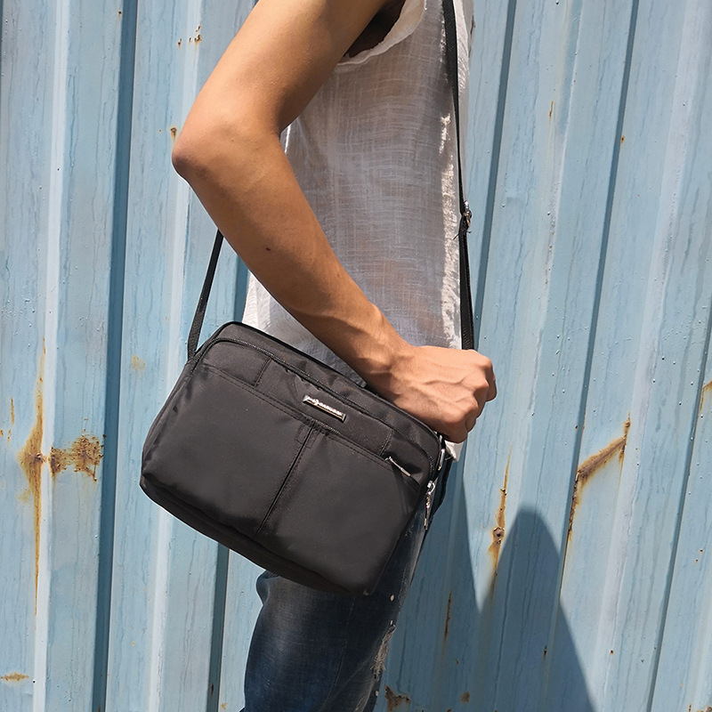 Geantă de umăr pentru bărbați din pânză Oxford, stil urban minimalist, design multistrat, impermeabilă și rezistentă, încăpătoare pentru laptop de 10 inch, Darnoch