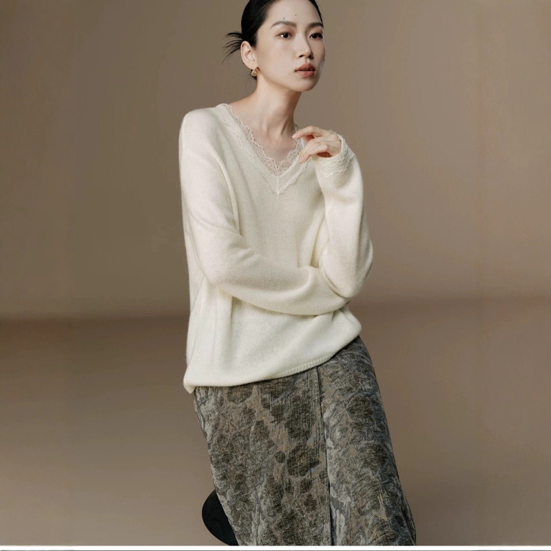 Pulover tricotat cu insertii de dantela, decolteu în V, mâneci lungi, amestec Tencel-cashmere-lână, stil japonez-coreean casual