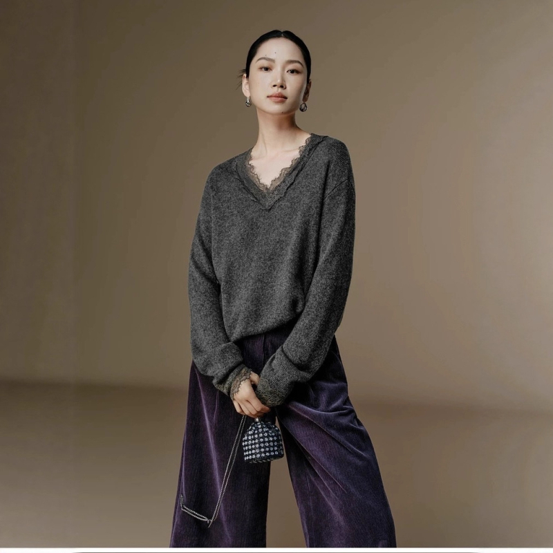 Pulover tricotat cu insertii de dantela, decolteu în V, mâneci lungi, amestec Tencel-cashmere-lână, stil japonez-coreean casual