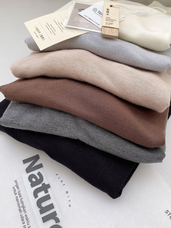 Kašmyro–Modal–Tencelo megztinis su aukštu kaklu, ilgomis rankovėmis, vidutinio storio, mezginys su penkiais adatų ir trim siūlais — japonų-korejiečių laisvalaikio stilius