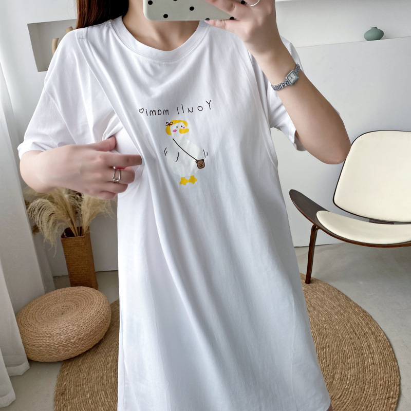 Žindymo suknelė su žindymo atvartu, trumpomis rankovėmis, apvalia kaklo linija, vidutinio ilgio, poliesterio audinys su karikatūrų spauda