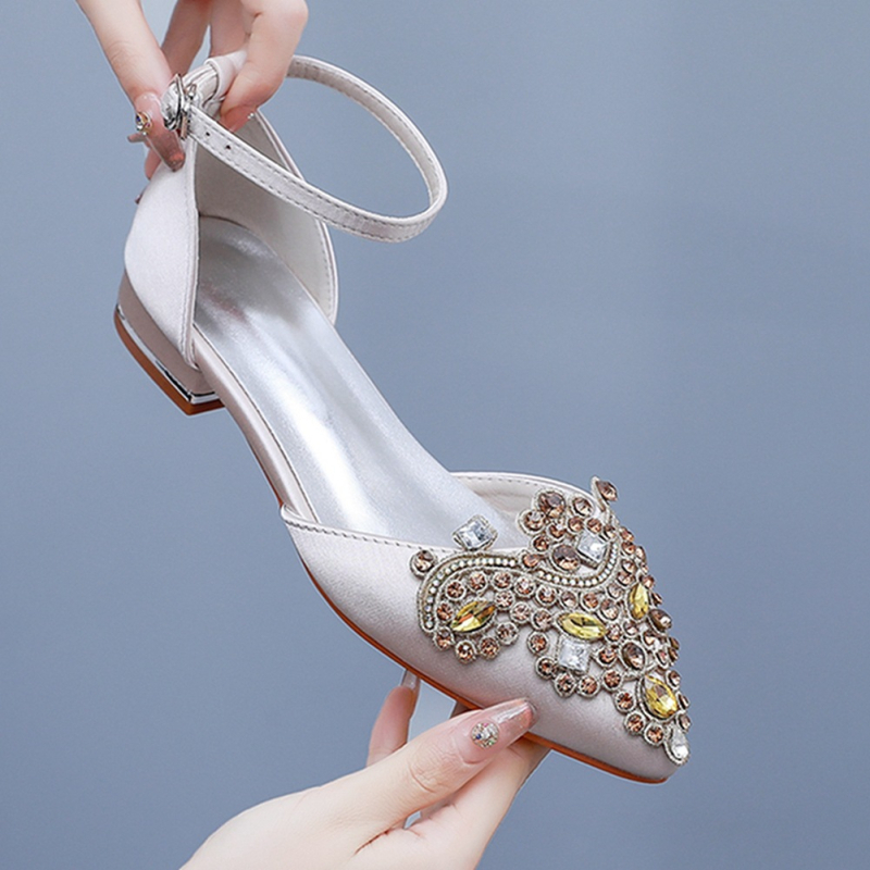 Saténové Mary Jane topánky s ostrým nosom, nízkym podpätkom a zapínaním na pracku – svadobné topánky pre ženy