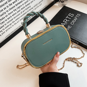 PU ovalna crossbody torba s lancem, stil mali kvadrat, jedna naramenica, srednje tvrda konstrukcija, za svakodnevnu uporabu, ljeto 2023