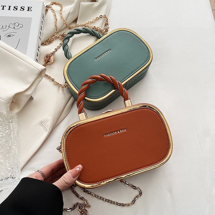 PU ovalna crossbody torba s lancem, stil mali kvadrat, jedna naramenica, srednje tvrda konstrukcija, za svakodnevnu uporabu, ljeto 2023