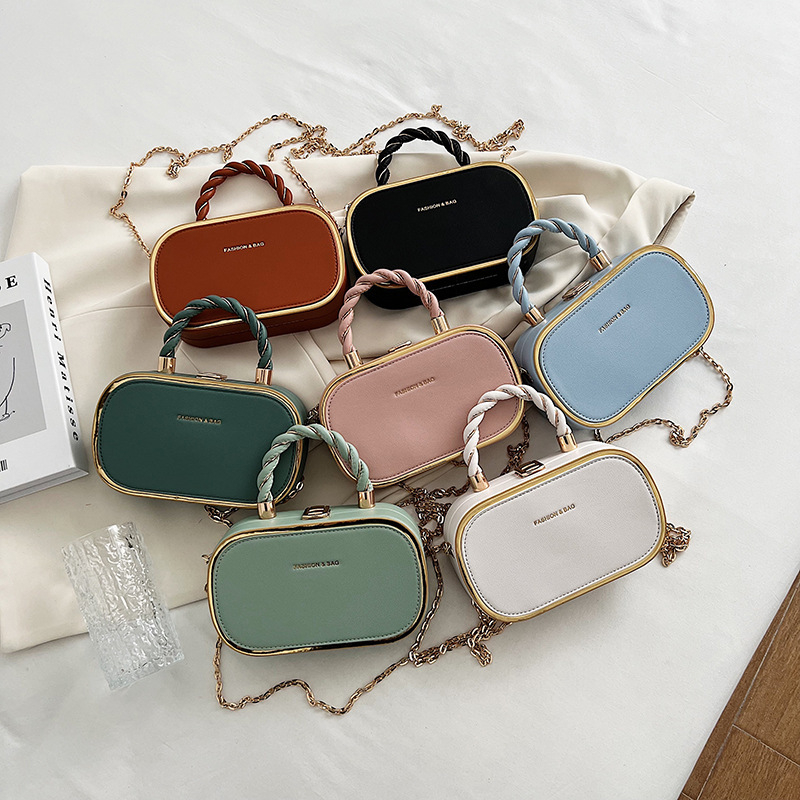 PU ovalna crossbody torba s lancem, stil mali kvadrat, jedna naramenica, srednje tvrda konstrukcija, za svakodnevnu uporabu, ljeto 2023
