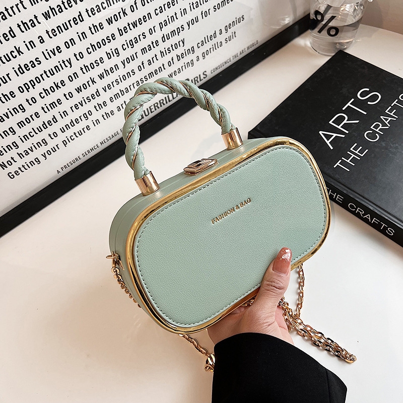 PU ovalna crossbody torba s lancem, stil mali kvadrat, jedna naramenica, srednje tvrda konstrukcija, za svakodnevnu uporabu, ljeto 2023