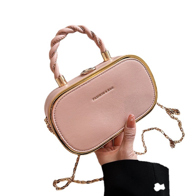 PU ovalna crossbody torba s lancem, stil mali kvadrat, jedna naramenica, srednje tvrda konstrukcija, za svakodnevnu uporabu, ljeto 2023