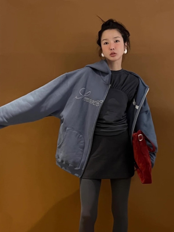 Pamukasta dukserica s kapuljom, izvezeni slova, zip, debeli fleece