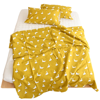 Lova patalynės komplektas (paklode, antklodės užvalkalas, pagalvės užvalkalas) – Silk flower medžiaga; prekė Other; tinkama studentų bendrabūčiui.