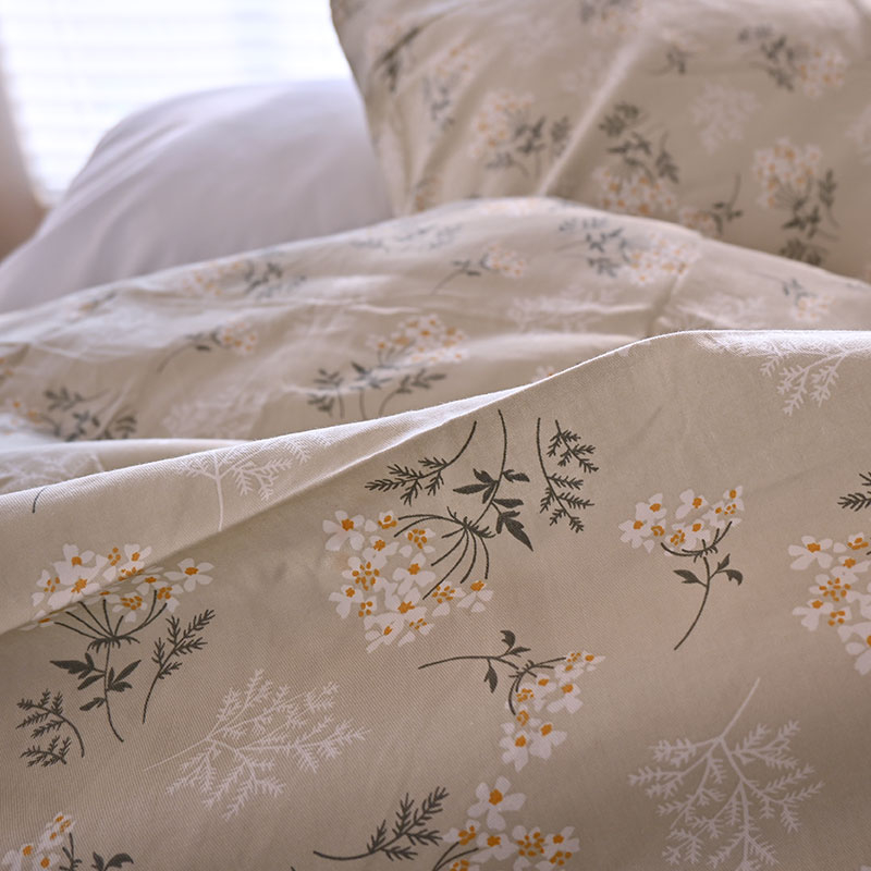 Lova patalynės komplektas (paklode, antklodės užvalkalas, pagalvės užvalkalas) – Silk flower medžiaga; prekė Other; tinkama studentų bendrabūčiui.